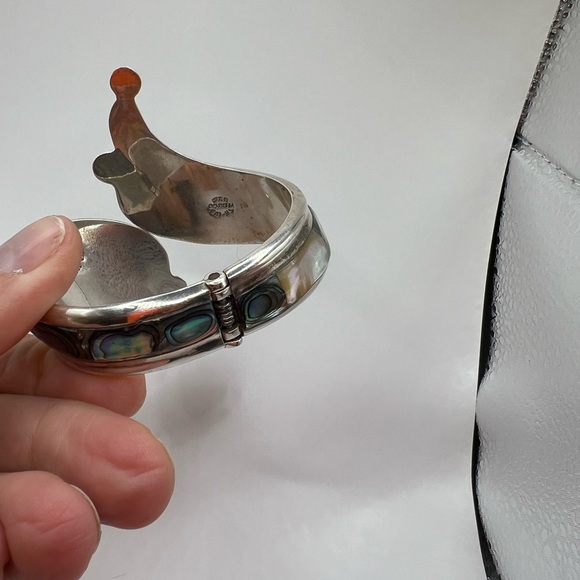 Very Unique Mexican designed silver mother of pearl blue/green hinged bracelet - Picture 8 of 8